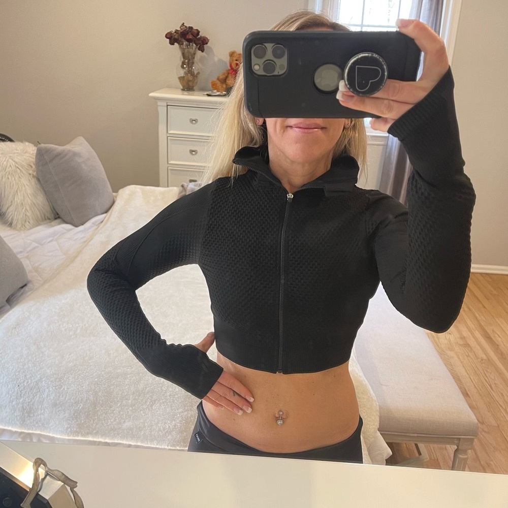 ✨Brand New!! Stretch Workout Zip-Up Crop Top !!